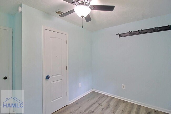 Building Photo - 1062 Kelly Dr