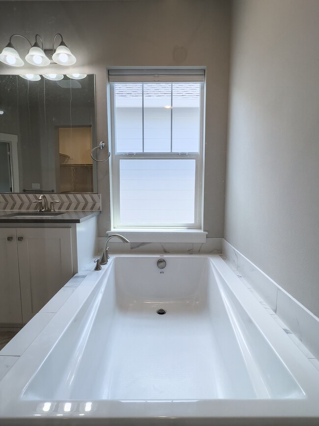 Building Photo - 3-Bedroom Home in Reed’s Crossing with Luxurious Primary Suite & Open Floor Plan, Fireplace, Wash...