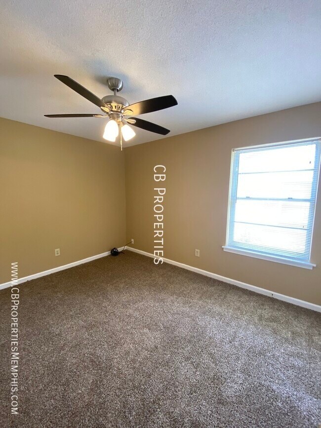 Building Photo - 3 Bed and 1.5 Bath Home