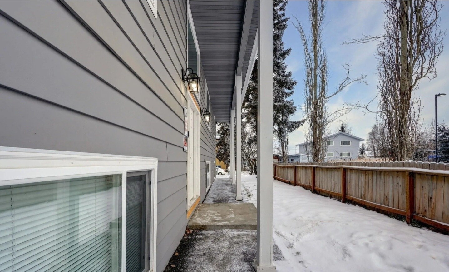 Building Photo - 818 E 10th Ave