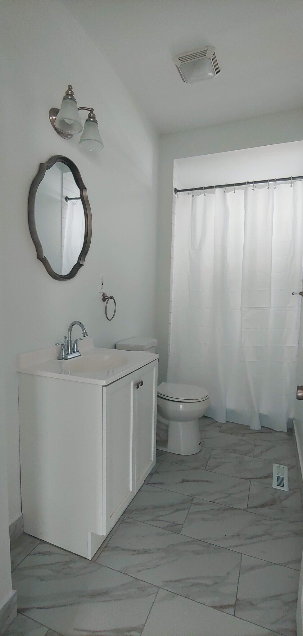 Modern tiled bathroom - 58 Paine St
