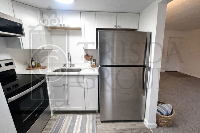 Building Photo - Move In Ready! North Hills School District, Parking, Updated 2 BR, Quartz Countertops, AC, Laundr...