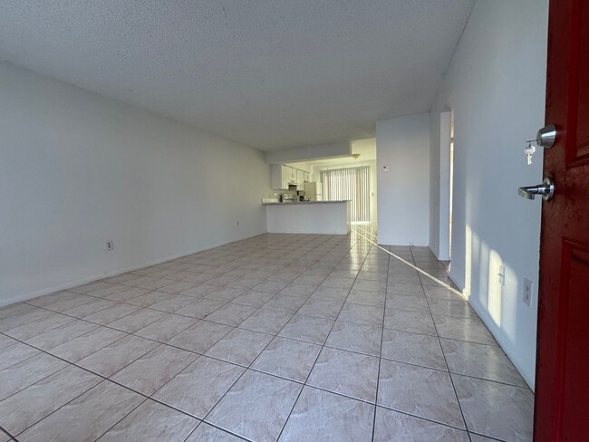 Building Photo - 2 BEDROOM 1 BATH CONDO FOR RENT   / Villa ...