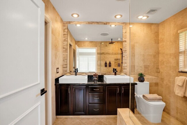 Building Photo - 5841 Bayview Dr