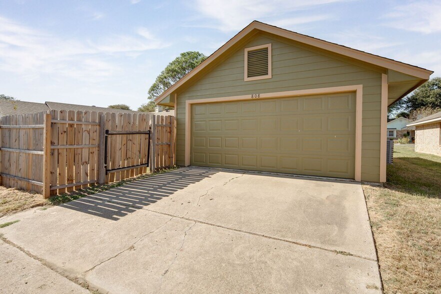 Building Photo - JUNE SUBLEASE!!!!  Adorable 3 Bedroom 2 Bathroom Home with Yard and 2 Car Garage!
