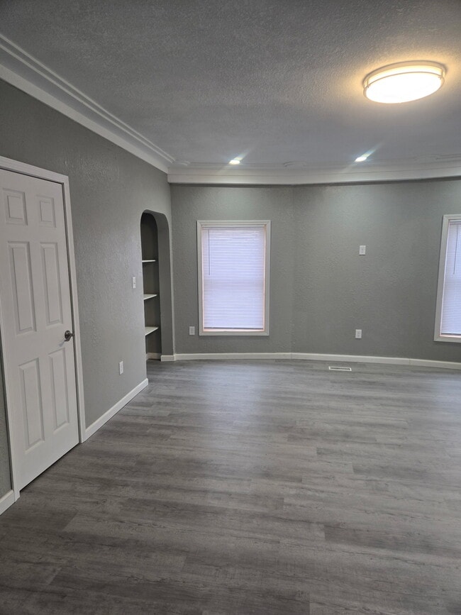 Building Photo - Drouillard