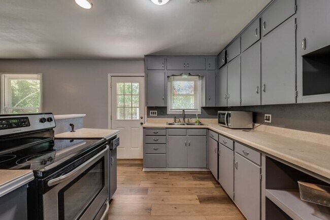 Building Photo - 1014 W Belden St