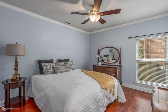 Building Photo - Beautiful Home on the Red River....