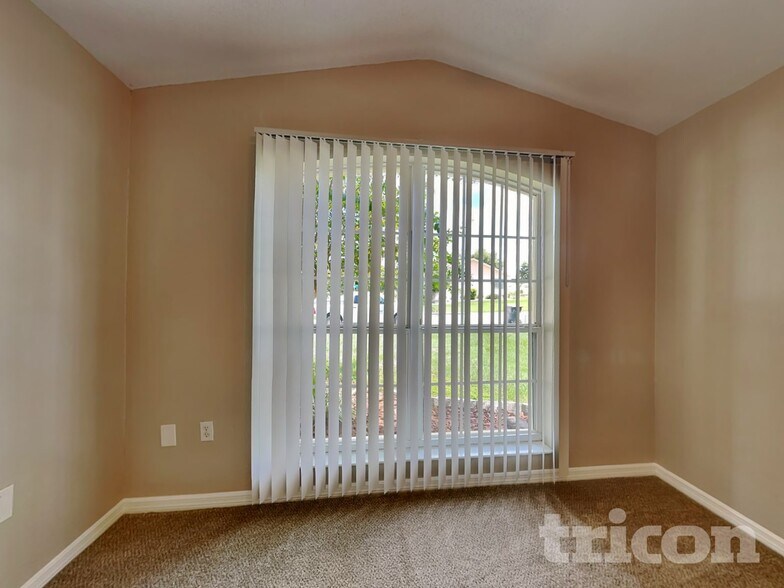 Building Photo - 7641 Manor Dr