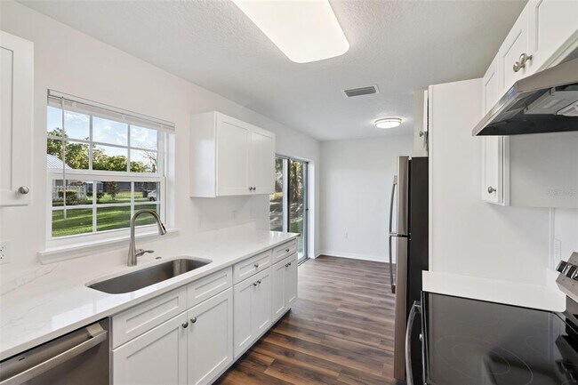 Building Photo - 1075 N Rockingham Ave