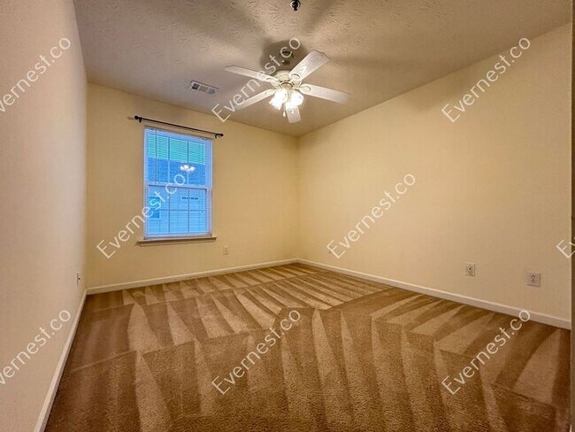 Building Photo - Bright 3-Bedroom Townhome with Ample Space...