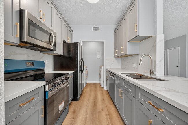 Building Photo - 8205 Sands Point Dr