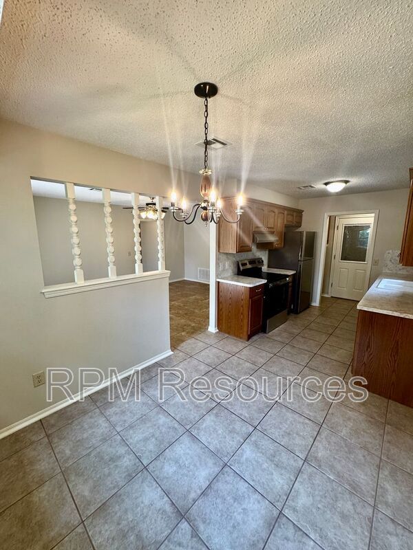 Building Photo - 405 Meadow Lake Dr