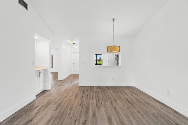 Building Photo - 5151 W Club Cir
