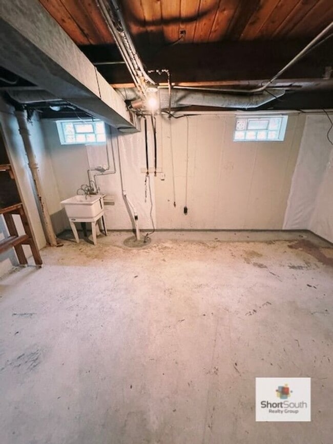 Building Photo - NE Side 2 bed 1 bath Townhouse