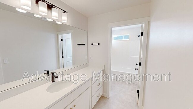 Building Photo - 318 W 2280 S