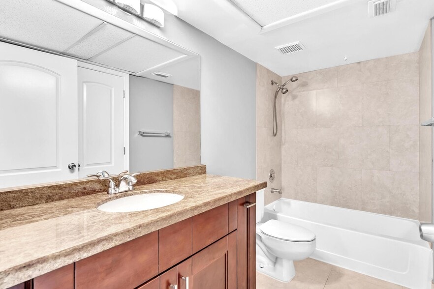 Building Photo - 2881 N Oakland Forest Dr
