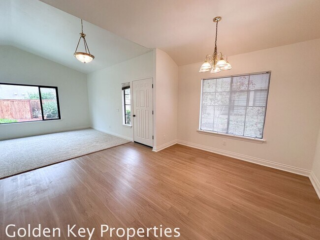 Building Photo - Move-in ready townhome in desirable Summerhill community in Encinitas!