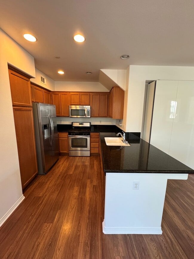 Building Photo - Riverpark Townhome
