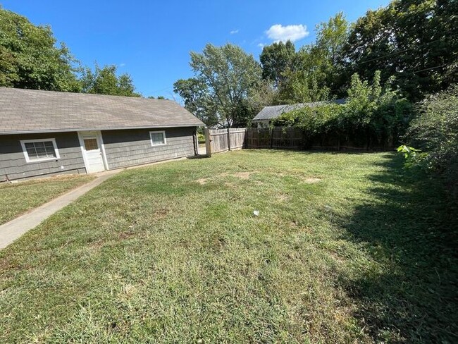 Building Photo - Charming 3 bedroom, 1.5 bathroom home in I...