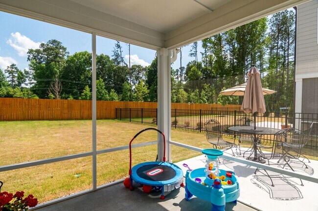 Building Photo - Stunning 5 Bedroom Home in Desirable Channing Woods