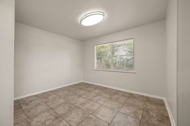 Building Photo - Spacious 4 Bedroom Home with Expansive Living Areas in a Convenient Location