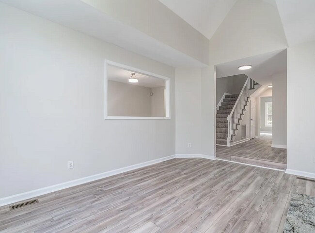 Building Photo - Gorgeous Renovated Home with Modern Finishes & Gated Community Amenities