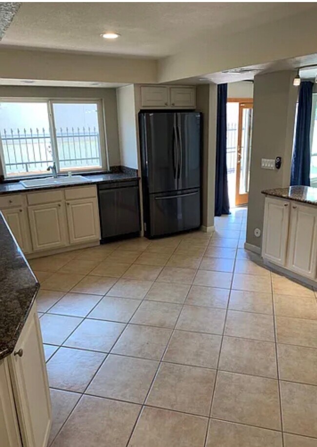 Building Photo - 7888 N Pinesview Dr