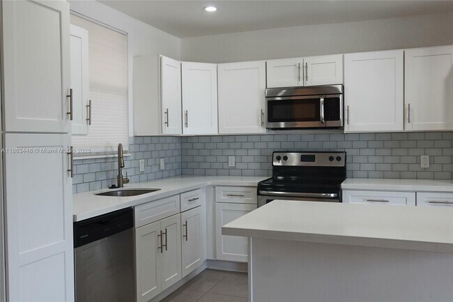Building Photo - 555 E Dania Beach Blvd