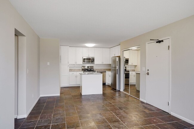 Building Photo - Remodeled Garden 2 bedroom