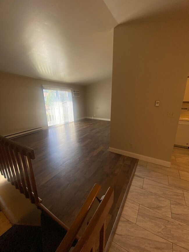 Building Photo - Private Entry Upper 2 Bedroom Apartment!