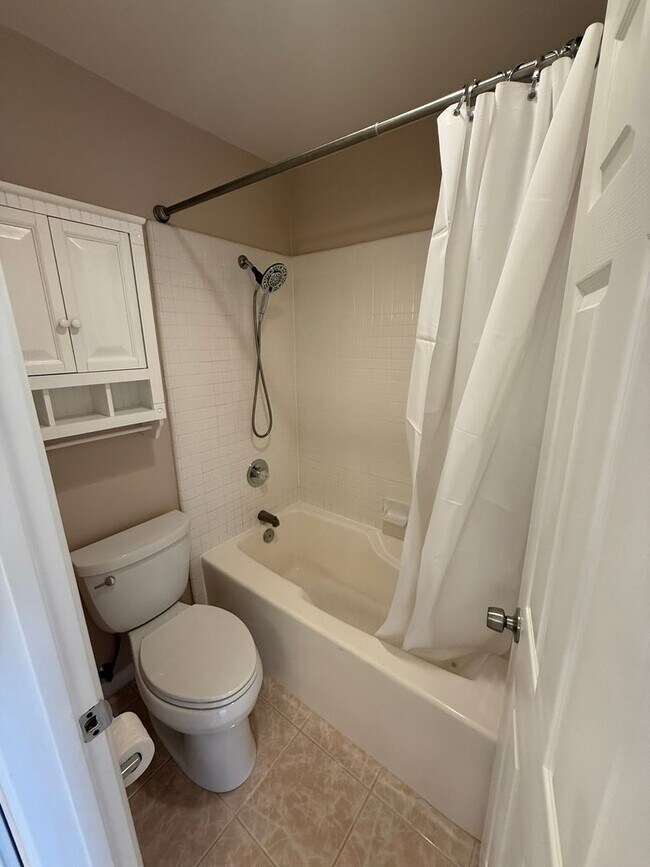 Building Photo - Beautiful Condo Located in the Heart Of Ca...