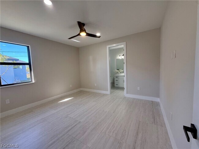 Building Photo - 102 NE 8th Pl