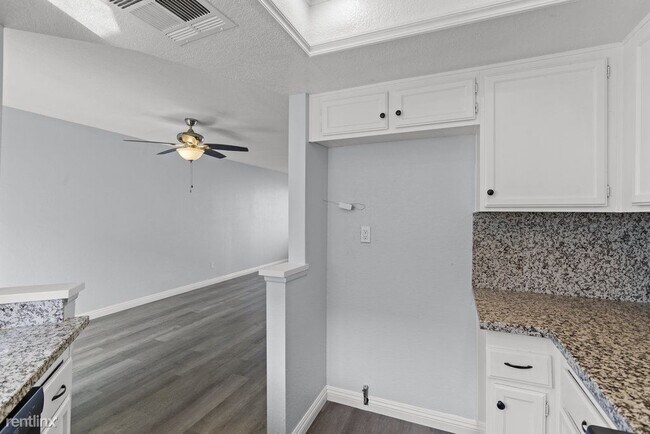 Building Photo - 2 br, 2.5 bath Townhome - 178 West Walnut ...