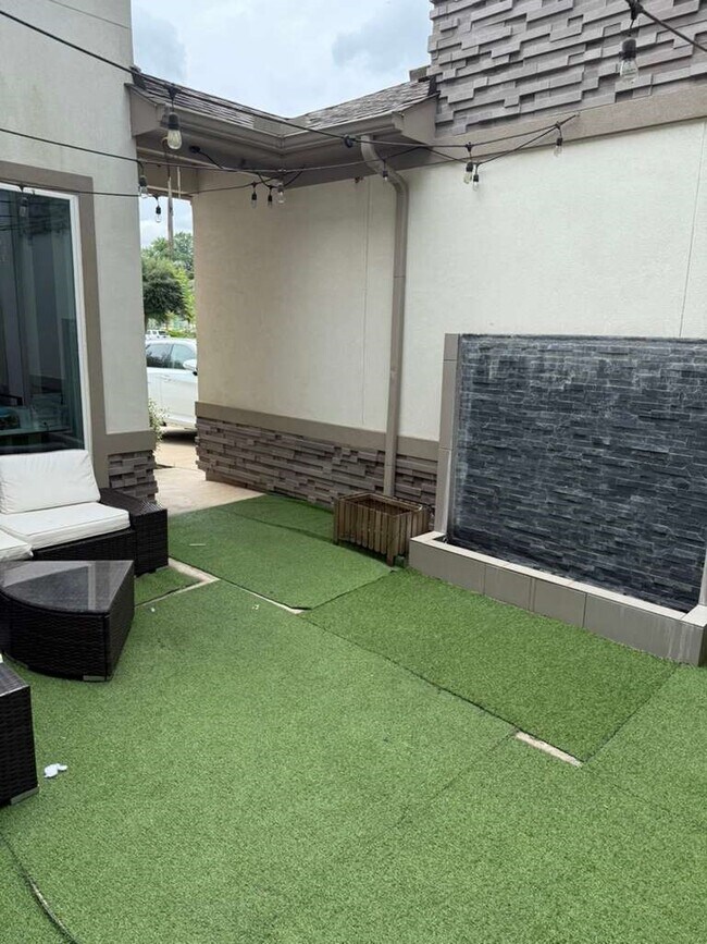 Building Photo - 5307 Streamside Trl