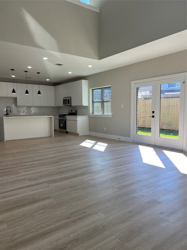 Building Photo - 20027 Venetto St