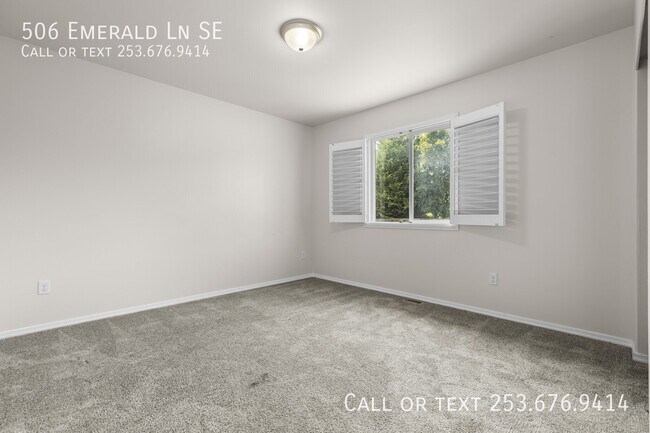 Building Photo - 506 Emerald Ln SE