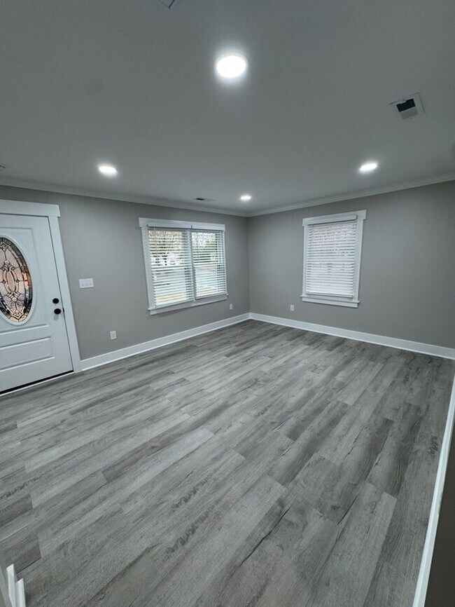 Building Photo - NEWLEY RENOVATED-This one won't last long! Schedule your tour today!