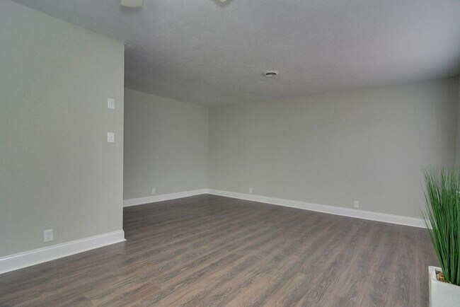 Building Photo - Updated 3 Bedroom 2 Bath off Furies Ferry!