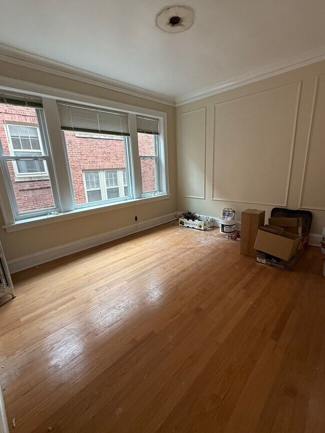 Building Photo - 2042 W Farragut Ave