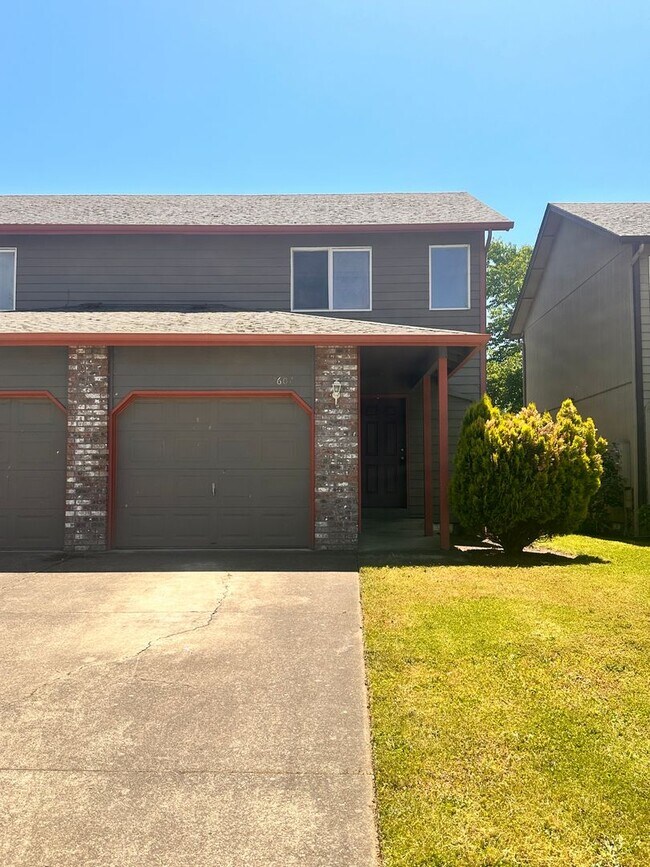 Building Photo - 2607 S Cloverleaf Loop