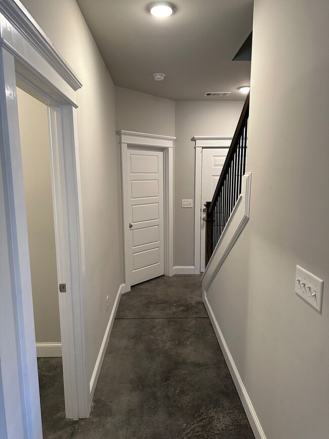 Building Photo - Three Bedroom Near Five Points Available