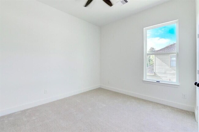 Building Photo - "Charming 3-Bed Oasis with 2.5 Baths & 1,707 Sq Ft in Houston's Heart!"