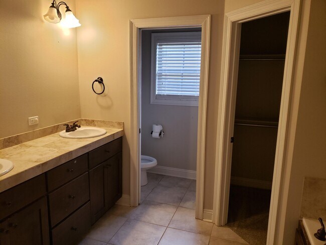 Building Photo - 310 Ashbrook Ln