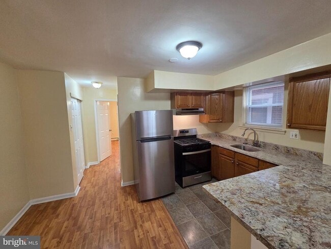 Building Photo - 553 Fanshawe St