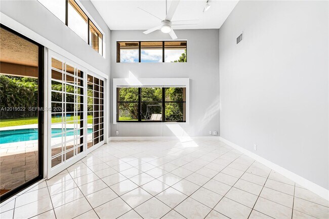 Building Photo - 1256 Manor Dr S