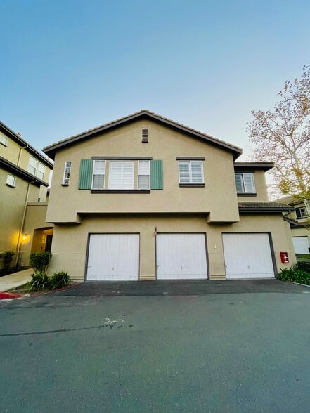 Building Photo - 40 Mesquite