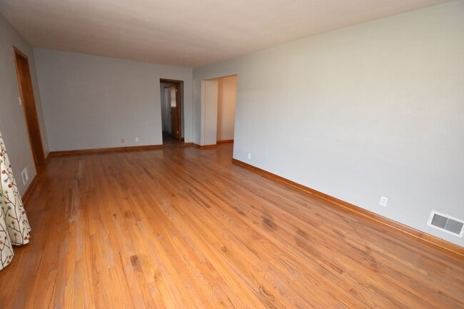Building Photo - Upgraded Ranch Style Home in South Bend, IN