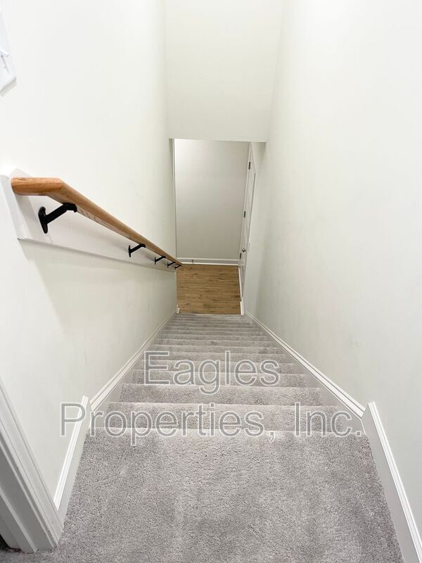 Building Photo - 300 Creeks Edge Dr