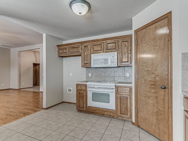 Building Photo - 4 Bed | 2 Bath | 2 Car Garage - Edmond Schools - North Hampton Addition